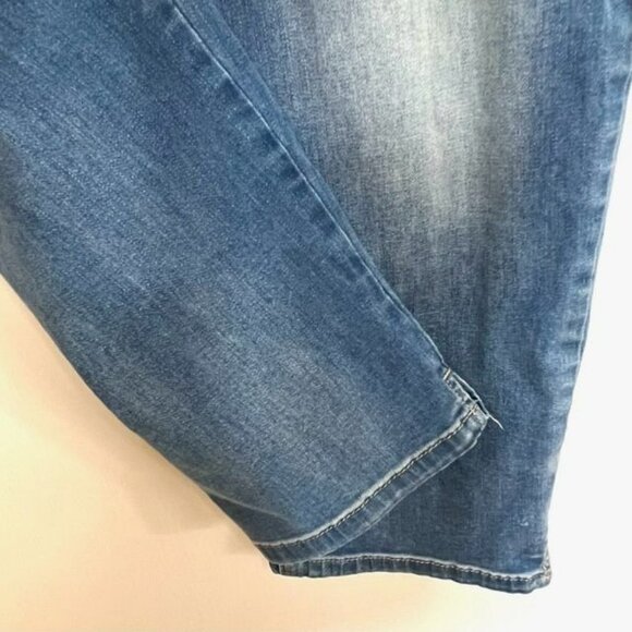 Perfect Stretch by Chico's Size 2 12-14 Light Wash Pull On Denim Jean Capri Capr - Picture 5 of 9